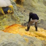 Sulphur_Mining_at_Kawah_Ijen_3